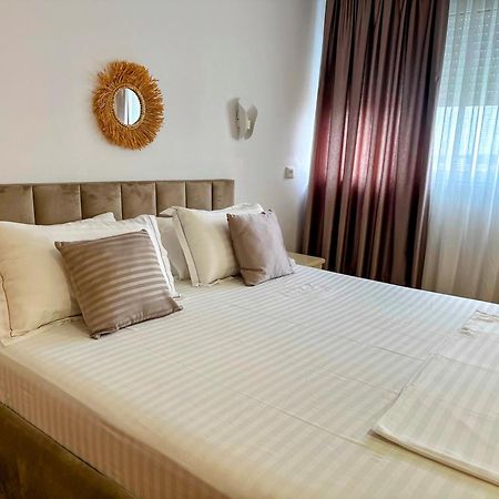 Madalin Seaside Apartment Vlore Bagian luar foto
