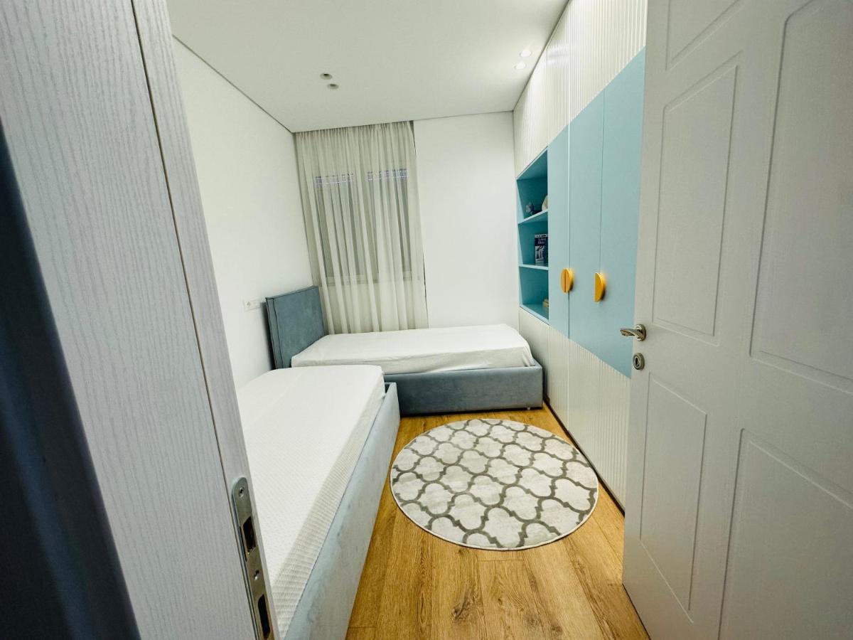 Madalin Seaside Apartment Vlore Bagian luar foto