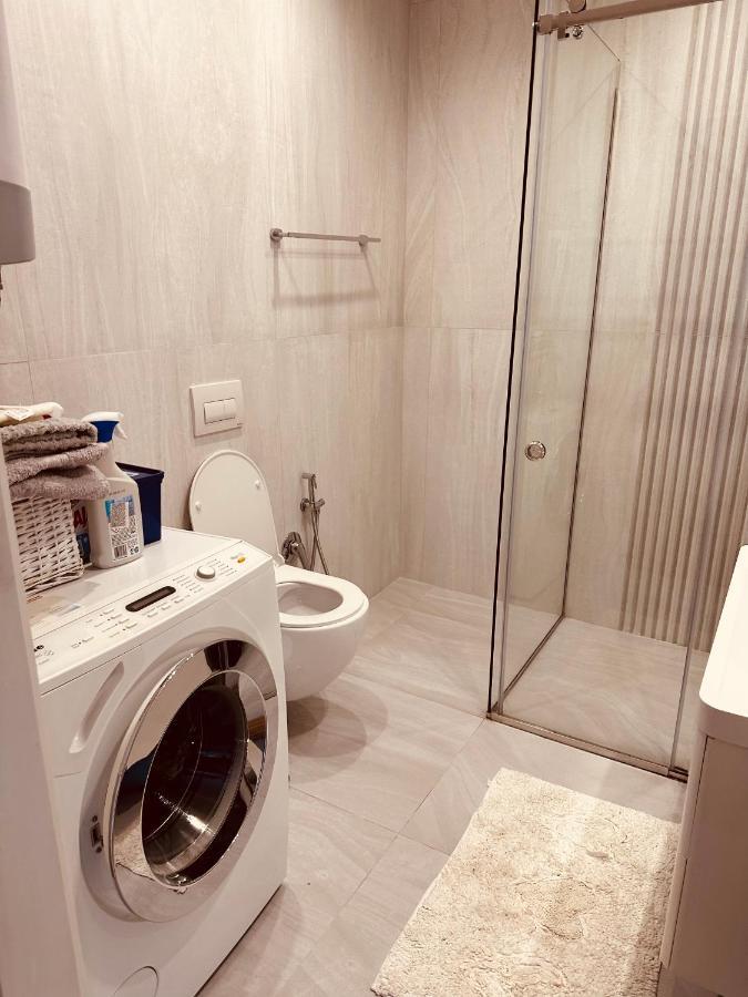 Madalin Seaside Apartment Vlore Bagian luar foto